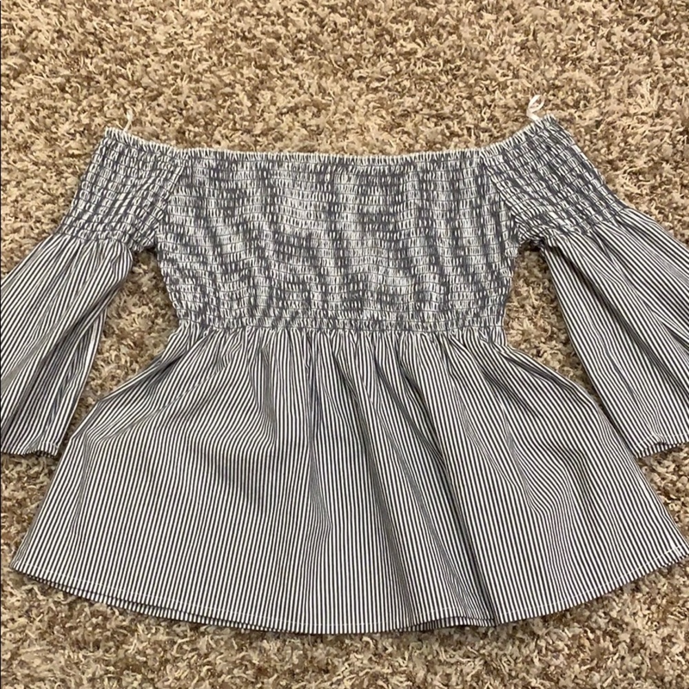 Off the shoulder gray and white shirt supper cute